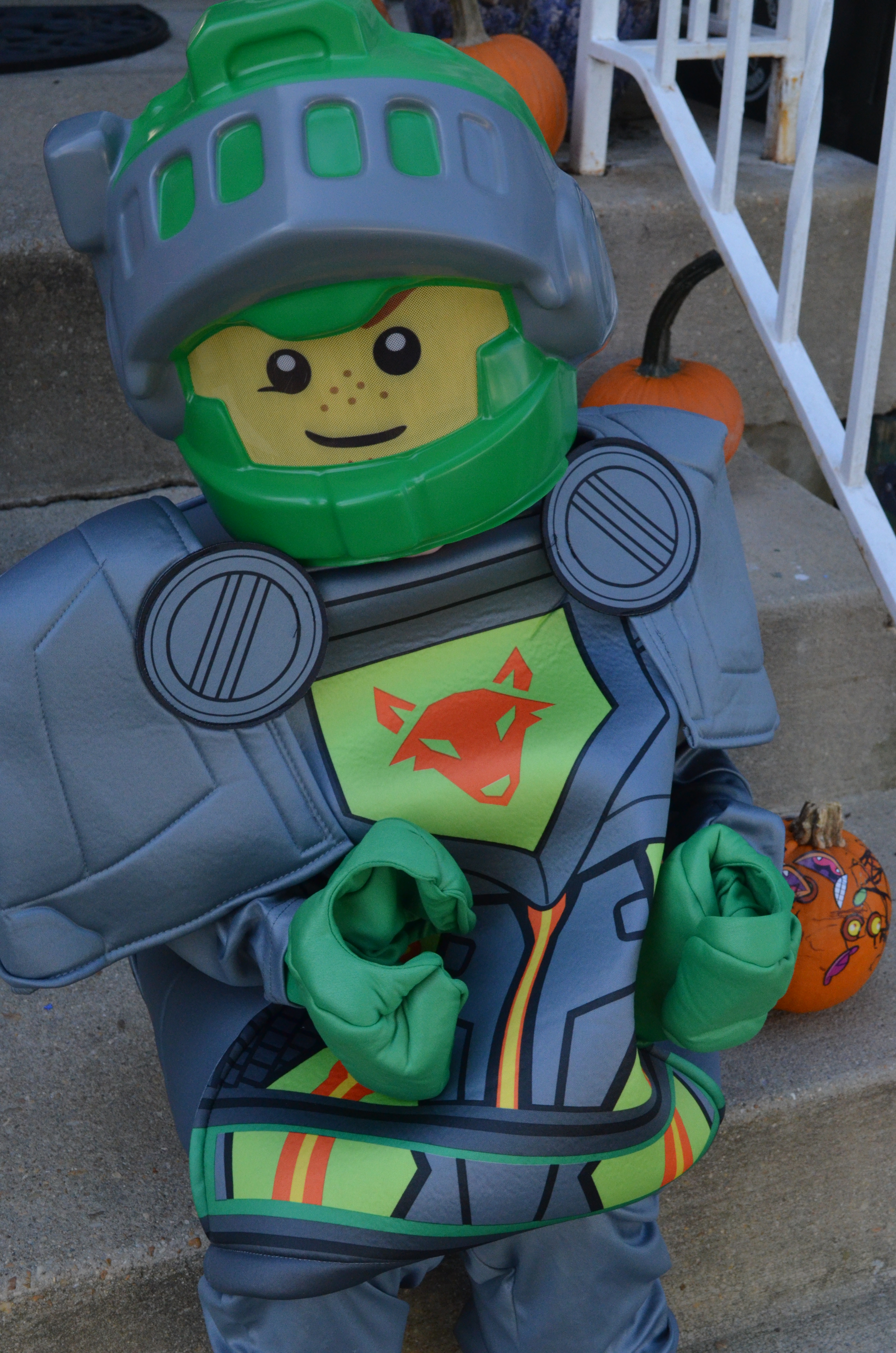 LEGO NEXO KNIGHTS PERFECT DISGUISE FOR THIS HALLOWEEN!